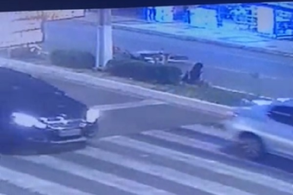 Mulher é atropelada em faixa de pedestres em avenida movimentada de Natal