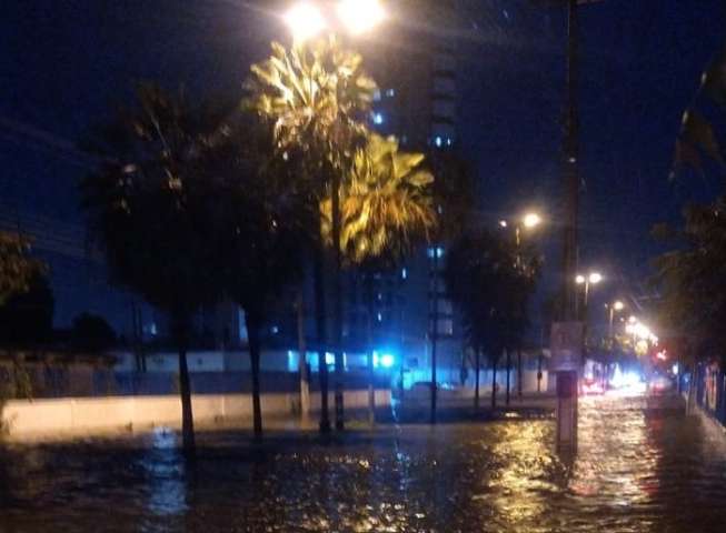 VÍDEO: Mossoró registra chuva de 60 milímetros nesta sexta-feira e carros ficam submersos