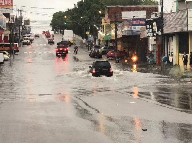VÍDEOS E FOTOS: Chuvas provocam alagamentos e causam transtornos em Natal e no interior do RN