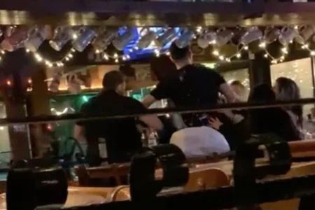 VÍDEO: Cantora brasileira é retirada às pressas de bar em meio à pancadaria