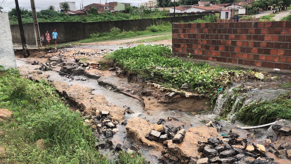 Chuva abre cratera e destrói rua que acabou de passar por obras na Grande Natal