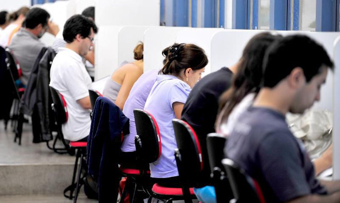 Concursos públicos oferecem 23 mil vagas com salários de até R$ 27,5 mil