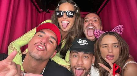 Neymar troca beijos com ex-BBB em festa