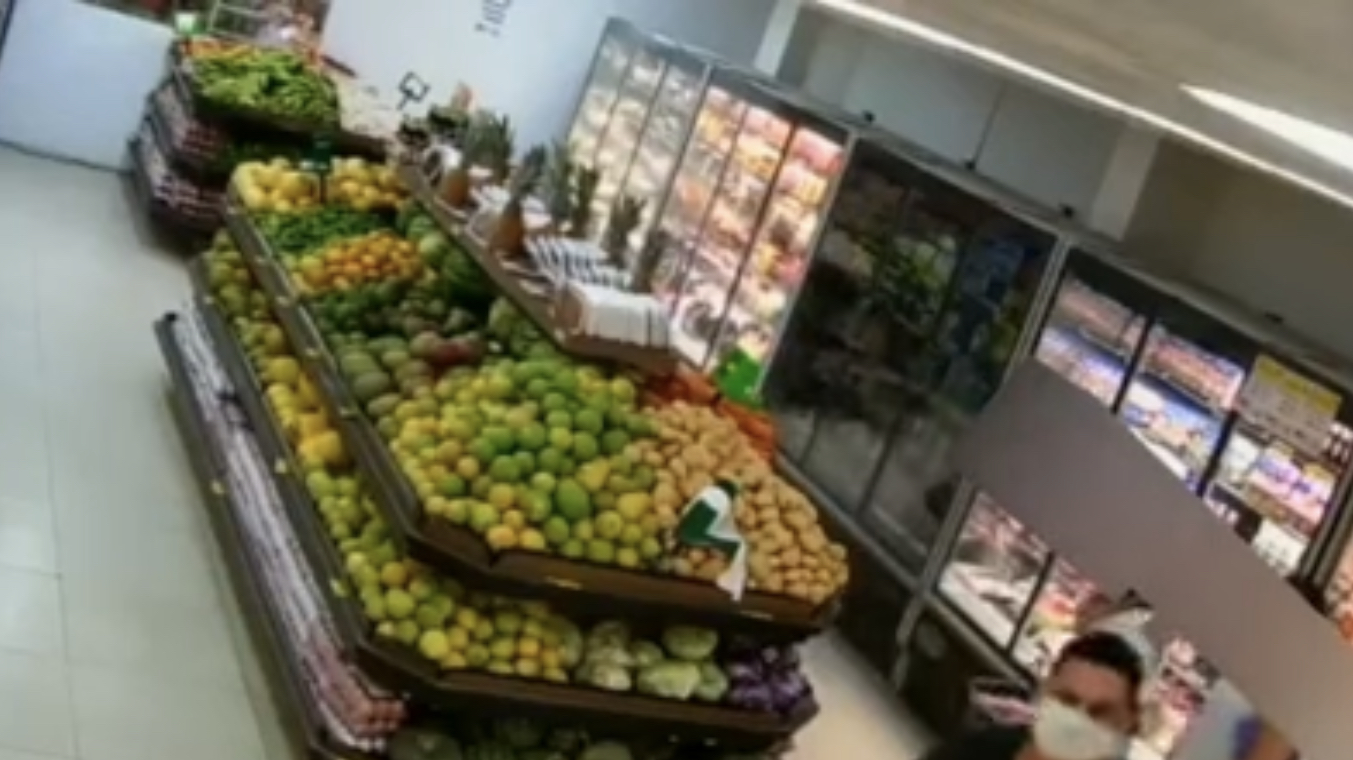 VÍDEO: Cabo da PM é preso por importunação sexual dentro do supermercado