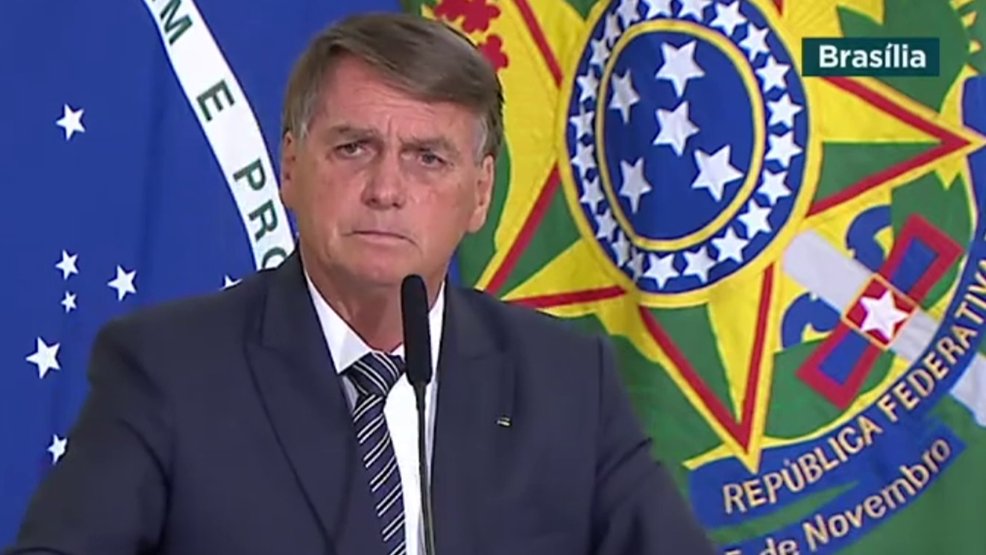 Bolsonaro sente desconforto e é levado às pressas ao hospital