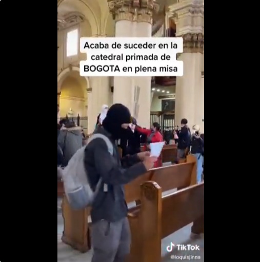 VÍDEO: Manifestantes de esquerda encapuzados invadem igreja e interrompem missa com protestos