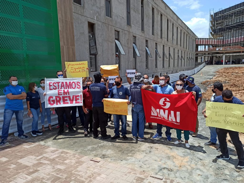 Fátima Bezerra é recebida com protestos em Mossoró