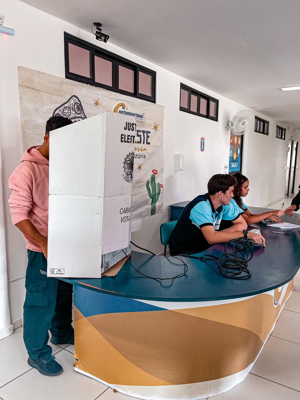 Escolas podem engajar adolescentes como eleitores: número é o menor da história