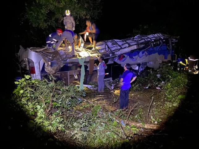 Ônibus cai em ribanceira e deixa ao menos 10 mortos