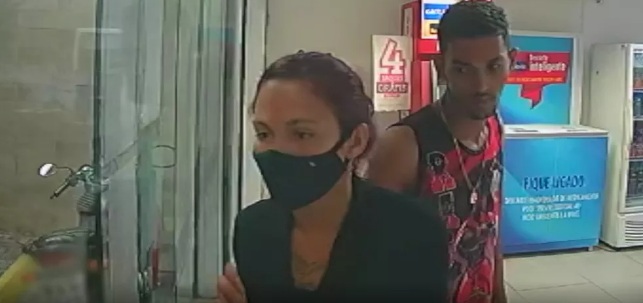 VÍDEO: Casal armado assalta funcionários de farmácia em Natal