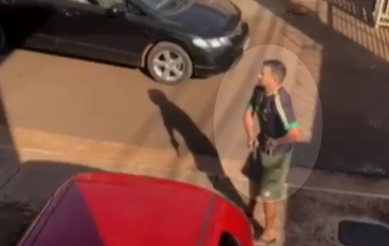 VÍDEO: Pai e filho apontam armas para vizinhos após briga com síndico
