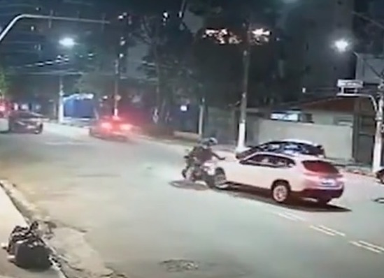 VÍDEO: Dois homens são atropelados em tentativa de assalto; VEJA VÍDEO