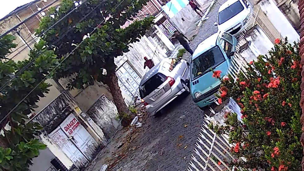 VÍDEO: Bandidos param carro no meio da rua para roubar a luz do dia
