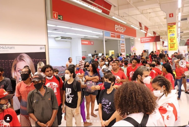 Manifestantes invadem supermercado em shopping de Natal