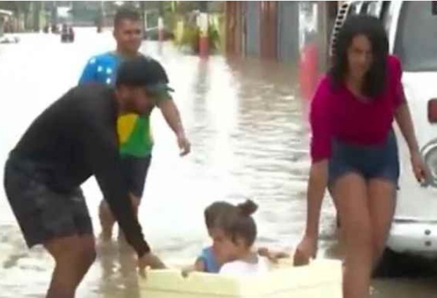 Morador tira filhos da chuva em caixa de isopor no RJ