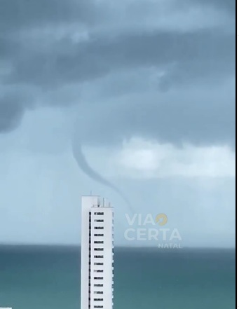 VÍDEO: Tromba d'água é vista em praia de Natal