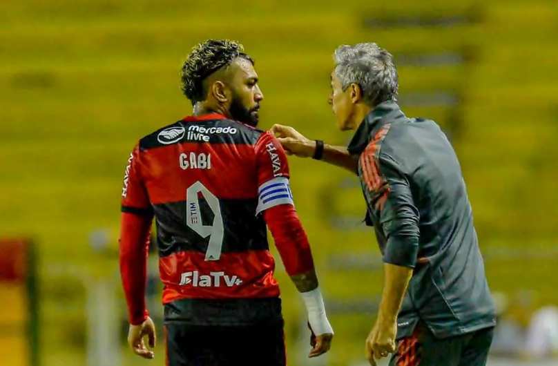 Após marcar gol do Flamengo, Gabigol discute e gesticula com Paulo Sousa