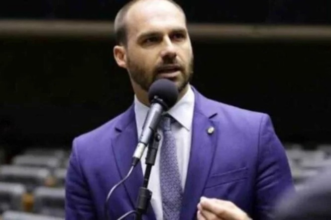 Eduardo Bolsonaro ironiza tortura sofrida por jornalista