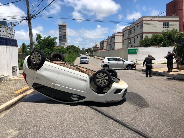 Carro capota após batida com outro veículo em Natal