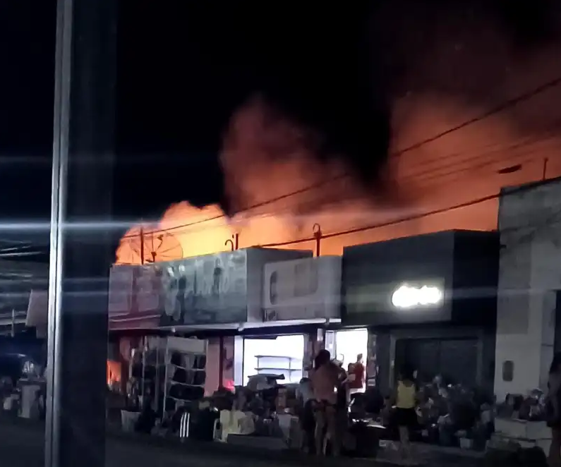 Bombeiros investigam causa de incêndio que destruiu comércios em cidade do RN nesse domingo