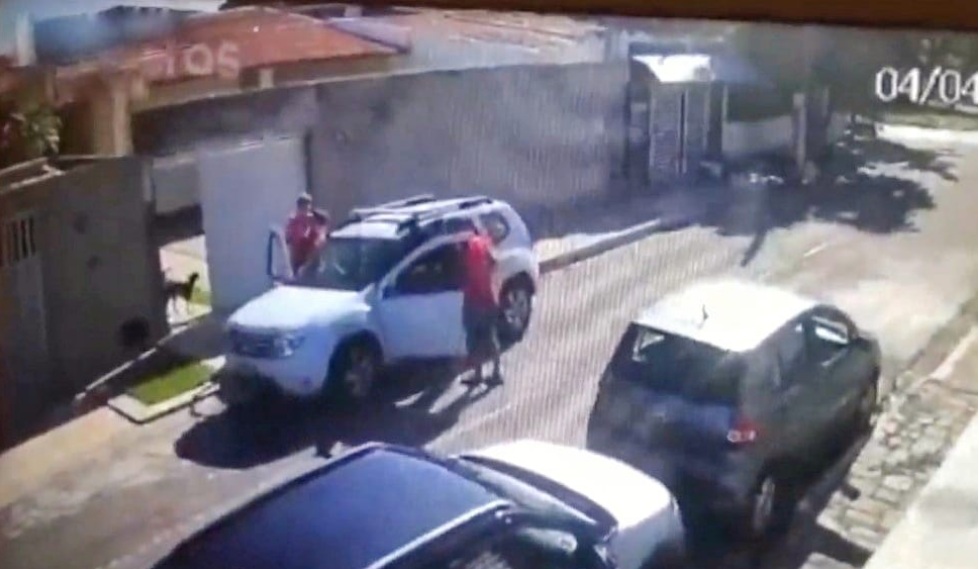 VÍDEO: Criminosos rendem família e roubam carro na porta de casa em Natal