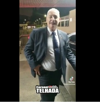 VÍDEO: Deputado "enquadra" Lula, mostra arma e faz convite: "Pode vir quente que a gente tá fervendo"