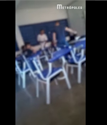 VÍDEO: Professor ‘esculacha’ aluno dentro de sala de aula: “Seu merda”
