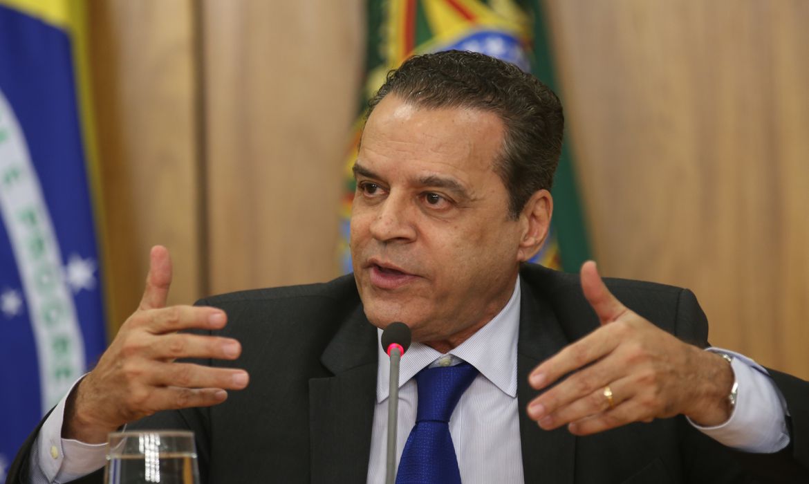 Juiz emite mandado de prisão contra Henrique Alves por dívida de pensão alimentícia