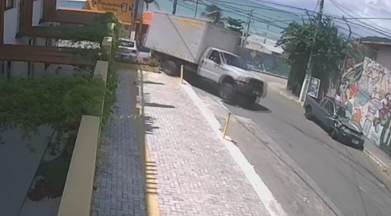 VÍDEO: Caminhão desgovernado destrói carros e pousada em Ponta Negra