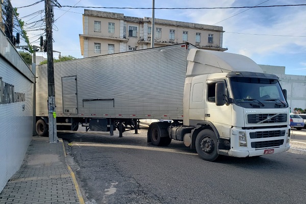 Carreta fica presa em cruzamento e trava trânsito na frente do Hospital Universitário em Natal