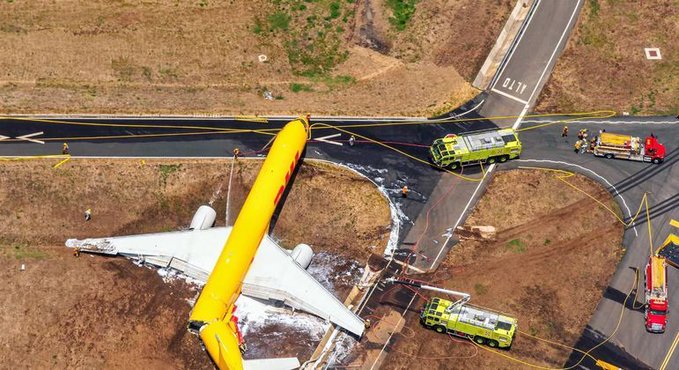 VÍDEO:  Avião se parte em dois após pouso de emergência