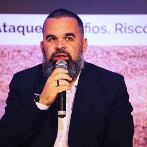 Professor da UFRN que baixou calça na frente de alunas se recusa a dar aula porque estudante não colocou máscara