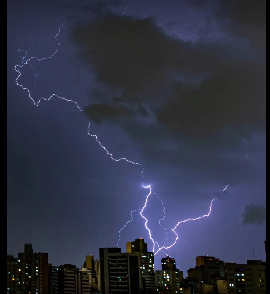 Imagem impressionante mostra fotografia de raio no formato de mapa do Brasil