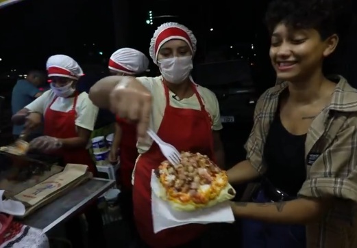 Cachorro-quente de quase 1kg e 14 ingredientes viraliza nas redes sociais