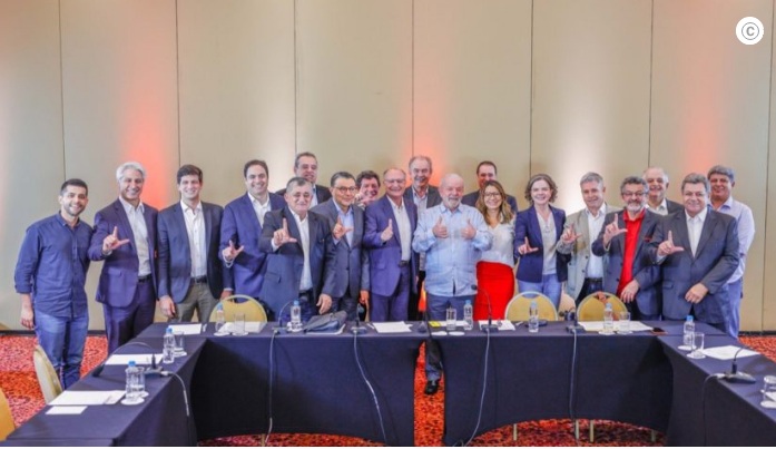 Foto de Lula com Alckmin repercute nas redes: '15 homens brancos e duas mulheres'