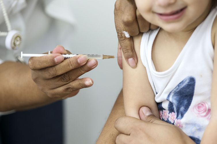 Mais de 40 crianças recebem vacina contra COVID errada e passam mal