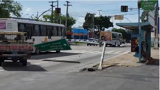 VÍDEO: Placa cai e atrapalha trânsito em avenida de Natal