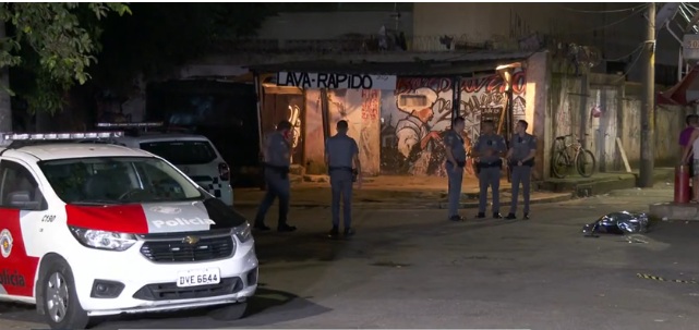 Quadrilha faz 40 reféns em empresa durante assalto e troca tiros com policiais; 1 pessoa foi morta