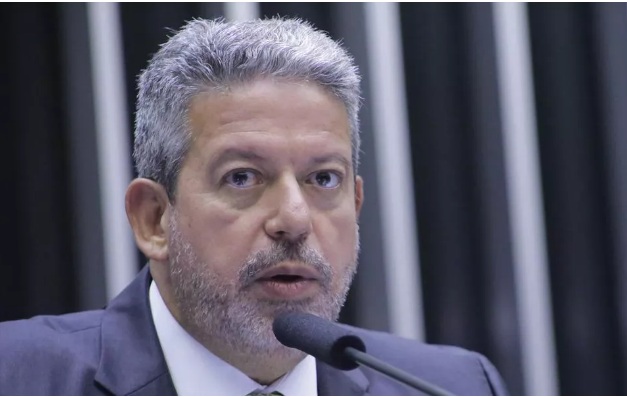 Aliado de Lira vendeu kit robótica 420% mais caro do que declarou ter pago