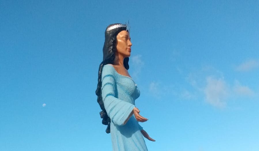 Após ser pintada de preto, estátua de Iemanjá da Praia do Meio é restaurada