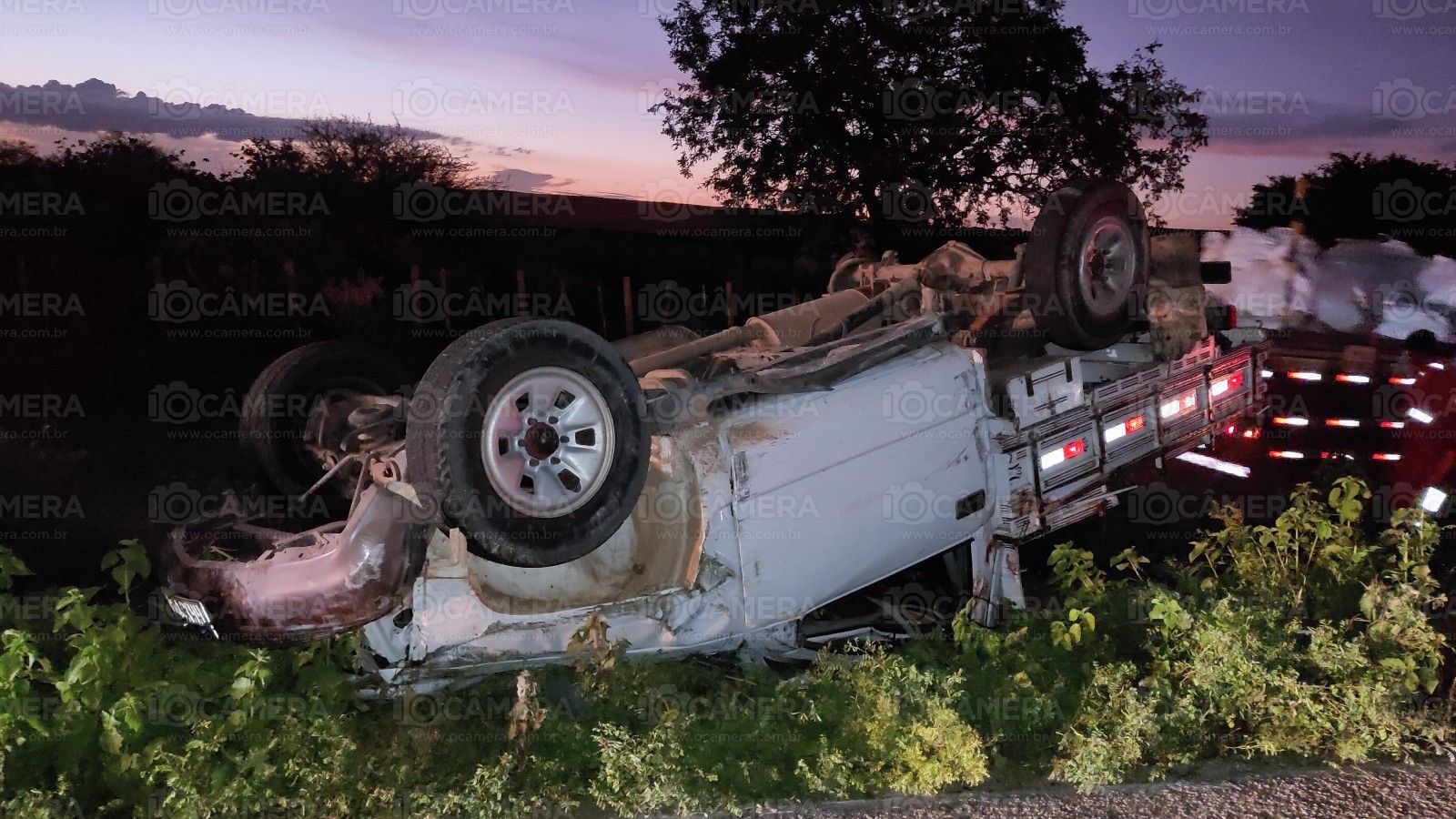 Homem morre após pneu de 'carro de frete' soltar e veículo capotar na RN-117