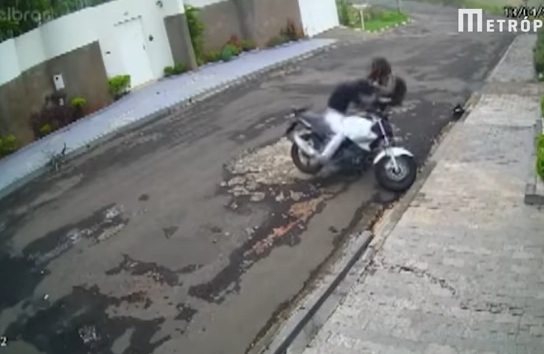 VÍDEO: Mulher luta com assaltante para impedir roubo de motocicleta