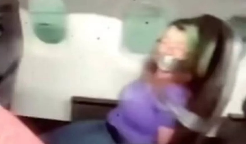 Mulher presa com fita adesiva em assento de avião recebe multa recorde