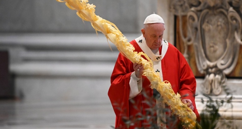 Papa critica Páscoa de guerra em missa com participação de ex-refém do russos