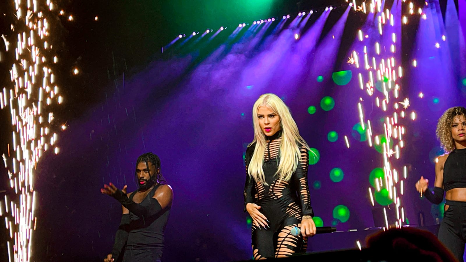 Véspera de feriado terá show de Luísa Sonza e Silva na Arena das Dunas