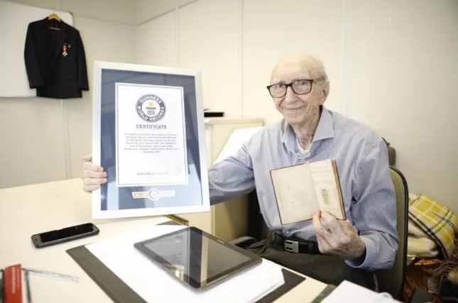 Funcionário mais antigo do mundo completa 100 anos de vida