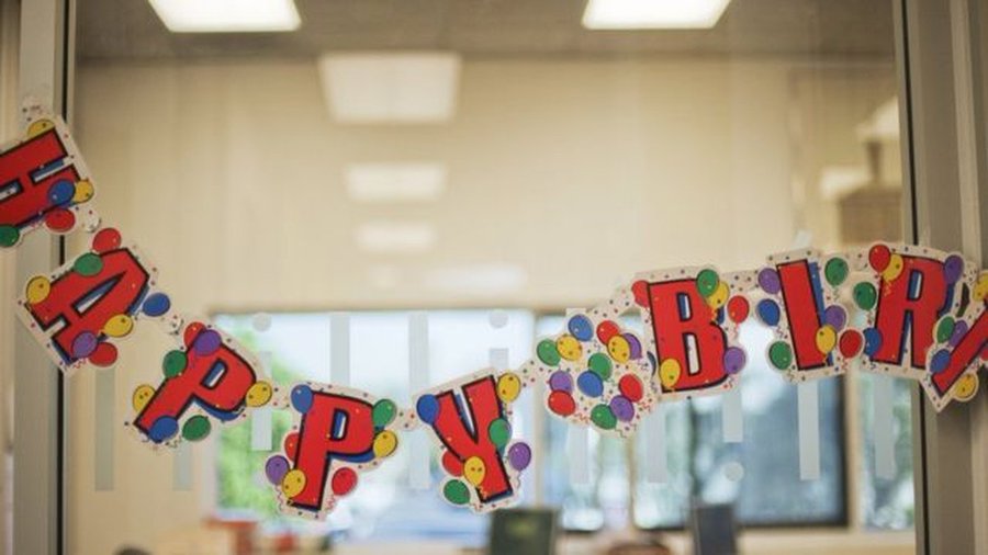 Homem é indenizado em R$ 2,1 milhões por festa de aniversário surpresa no escritório