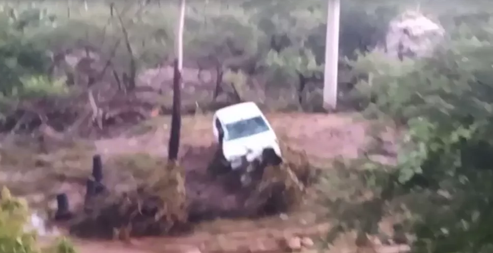 VÍDEO: Enxurrada arrasta carro com família em rodovia do RN