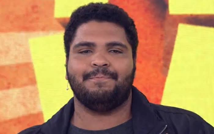 VÍDEO: Apresentador da Globo ironiza e denuncia ao vivo ‘machismo’ e ‘racismo’ da própria emissora
