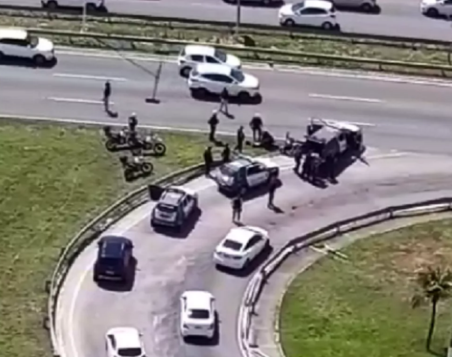 VÍDEO: Dupla é presa no viaduto de Ponta Negra após assaltos em paradas de ônibus da Zona Sul de Natal